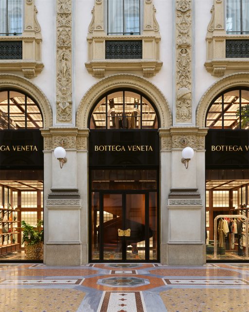 米蘭必訪！Matthieu Blazy 設計的 Bottega Veneta 進駐艾曼紐二世迴廊歷史地標