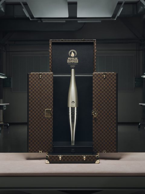 Louis Vuitton 為 2024 巴黎奧運打造奢華火炬箱，以經典 monogram 旅行箱為設計原型
