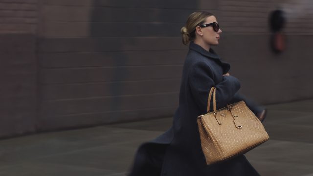 Prada 再度邀請 Scarlett Johansson 出鏡廣告大片！狂飆精湛演技演繹 Prada Galleria 手袋⋯⋯