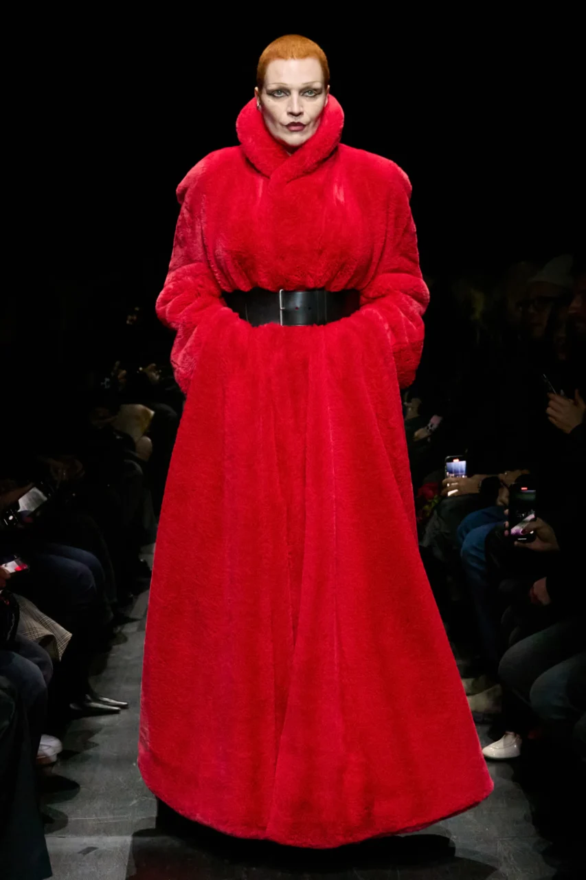 年末派對怎能沒有紅色？從 2025 秋冬天橋汲取靈感，看 Balenciaga、Saint Laurent、Stella McCartney 如何演繹紅色穿搭